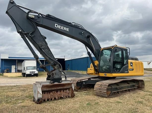 2021 John Deere 210G LC